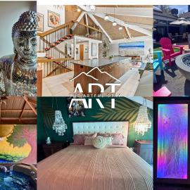 Artful Stay, Downtown, Spacious, LED Art, Hot Tub