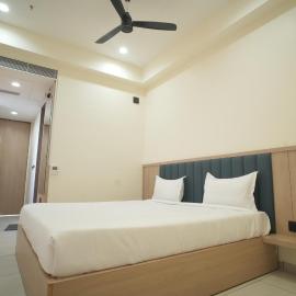 Mahadev Hotel,位于Botād的酒店