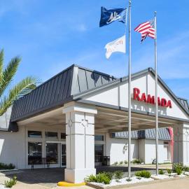 Ramada by Wyndham Houma，位于霍玛的酒店