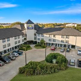 Days Inn & Suites by Wyndham DeSoto，位于迪索托的酒店