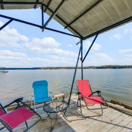 Lakefront w/ Dock, Detached Studio, Fire Pit!，位于Georgetown的酒店