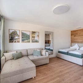 Gemütliches 37qm Apartment - Balkon und Naturblick mit Pool im Haus，位于勒芬根的酒店