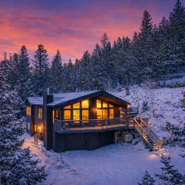 Mountain View Retreat - Game Room, 2 Living Areas, Hot Tub, Fire Table，位于布莱克霍克的酒店
