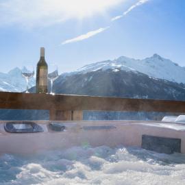 Dixence Resort Luxury Top Floor Apartment with Jacuzzi，位于Hérémence的酒店