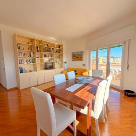 DOMUS NERONIS - Bright, spacious and well-connected sea-view apartment - A walk away from the beach, ANZIO city center and the train station - Close to Faro di Capo d Anzio, Villa Imperiale and the Roman remains，位于安齐奥的酒店