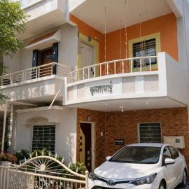 Peaceful Family Bungalow Near Mahalakshmi Temple，位于戈尔哈布尔的酒店