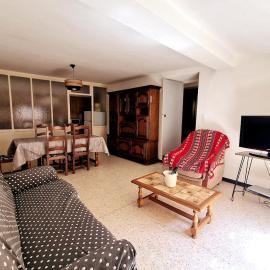 Charming air-conditioned village house，位于Paulhan的酒店