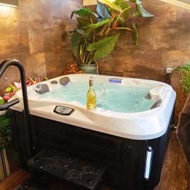 Haven Loft Como - Private Spa, Parking & Jacuzzi