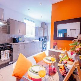 3BR 2Bath Home with Hot Tub Games Room By Stadium with Fast WiFi & Free Parking，位于卡迪夫的酒店