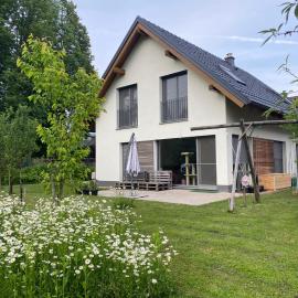 River & Forest Escape, Private Garden Room near Ljubljana，位于普雷德沃尔的酒店