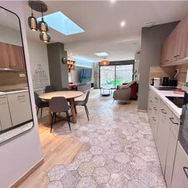 Charmant appartement plain-pied avec accès facile，位于拜约勒的酒店