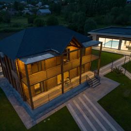 Wooden villa with superpool and sauna, 30 min from Yerevan,位于Tsakhkashen的酒店