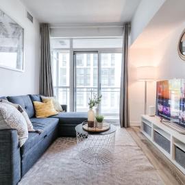 Urban Down Town 2BR plus Den Condo with Parking，位于多伦多的酒店