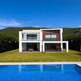 Villa Meg with Private Pool, Sauna Jacuzzi，位于Kadıköy的酒店