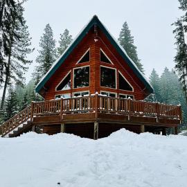Lakefront Basecamp Every Season Every Adventure，位于罗纳德的酒店