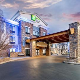 Holiday Inn Express Hotel & Suites Loveland by IHG，位于拉夫兰的酒店