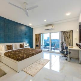 MidPoint Uno Pet-friendly 1 Room Retreat with shared pool, Entertainment Area and kids area Near Dabolim Airport，位于Chicalim的酒店