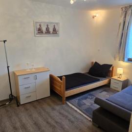 Burg Apartment mit Badewanne und Balkon，位于Burghaun的酒店