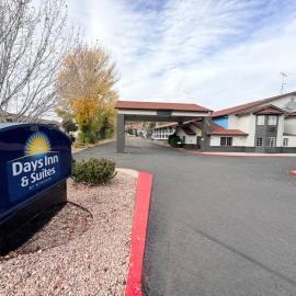 Days Inn & Suites by Wyndham Flagstaff I-40，位于弗拉格斯塔夫的酒店