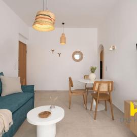 Sun-Splashed Top-Floor APT with Seaview and Jacuzzi!，位于瓦里的酒店