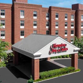 Hampton Inn & Suites Charlottesville at the University，位于夏洛茨维尔的酒店