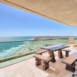 Ocean Wrap Around Oceanfront Balcony at Tessoro，位于Las Conchas的酒店