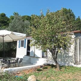 Hillbilly cabin, 2 studios in nature with terrace and parking，位于斯基亚索斯镇的酒店