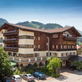 Das Traditionshotel Schwarzer Adler，位于坦海姆的酒店