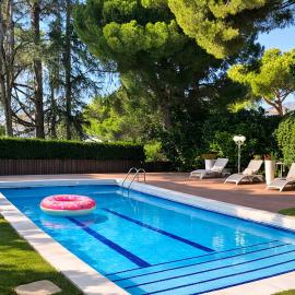 Cabril's Hills - Stunning Villa with Pool & Sea Views，位于卡夫里尔斯的酒店