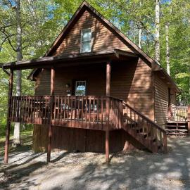 Deluxe Cabin #8 with Jacuzzi on Patoka Lake in Southern Indiana，位于Mitchell的酒店