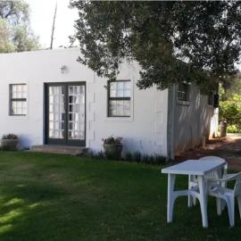 Vredelus Farm Stay Family Cottage，位于De Rust的酒店