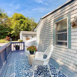 2 Mi to Dowses Beach! Couples Haven in Osterville，位于Osterville的酒店