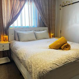 Boutique Elegant Gold Room Kitchenette With EV Charger，位于Bodfish的酒店