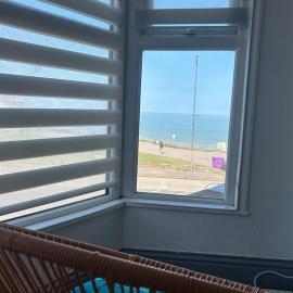 Cosy 2 Bedroom Coastal Retreat with Sea Views and a Private Indoor Hot Tub，位于马盖特的酒店