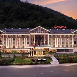 Hampton by Hotel Zhangjiajie National Forest Park-10min walk to biaozhi gate，位于张家界的酒店