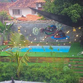 Urban Hostel Pool & Garden，位于圣希尔的酒店