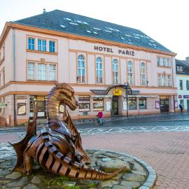 Hotel Paříž，位于伊钦的酒店