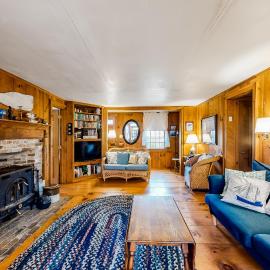 1 Mi to Beach! Family-Friendly Nantucket Retreat，位于楠塔基特的酒店