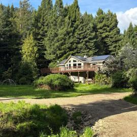 Modern home on rural riverfront，位于Myers Flat的酒店