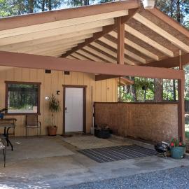 Cozy Cottage in the Woods，位于Cave Junction的酒店