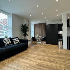 Stylish 2 Bedroom Coastal Apartment near Crosby Beach & Liverpool，位于锡福斯的酒店