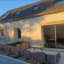 2 Gîtes mitoyens de 8 à 10 personnes avec piscine，位于莫讷的酒店
