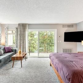 Downtown Corner Studio with 270-degree Riverview，位于本德的酒店