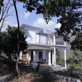 VANVASA RESORTs，位于Kānda的酒店