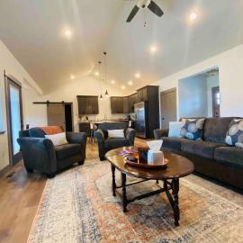 Comfy 4 Bdrm House with Air Conditioning