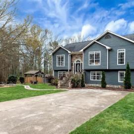 Chateau Elan Family Home Retreat Fast WiFi Sleeps 10，位于Hoschton的酒店