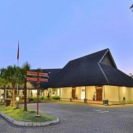 Grand Whiz Hotel Trawas Mojokerto，位于塔瓦斯的酒店