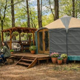 Holt Woodland Glamping - Shepherd Huts & Yurts Dog Friendly，位于霍尔特的酒店