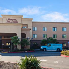 Hampton Inn & Suites Oakland Airport-Alameda，位于阿拉米达的酒店