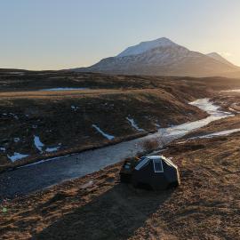 Igloo-Dome by a River - Sky Sighting - Glamping，位于Litli-Árskógssandur的酒店